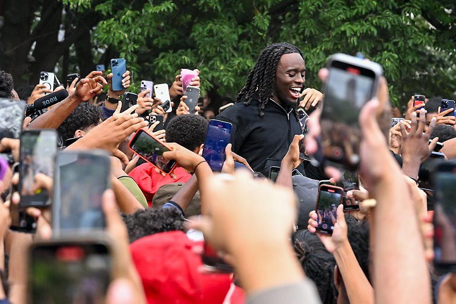 Εικόνες χάους προκάλεσε influencer στη Νέα Υόρκη – Έταξε δωρεάν υπολογιστές και κονσόλες!