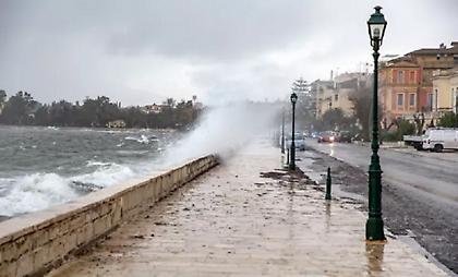 Η κακοκαιρία Petar «xτυπά» την Κέρκυρα - Απεγκλωβίστηκαν 10 τουρίστες από παραλία του νησιού