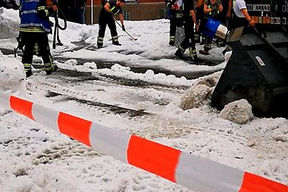 Σφοδρή χαλαζόπτωση μέσα στο καλοκαίρι στη Γερμανία - Βγήκαν τα εκχιονιστικά!