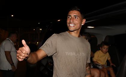 Έφτασε για την ΑΕΚ ο Πόνσε εν μέσω αποθέωσης: «Έτοιμος να βοηθήσω όταν μου ζητηθεί»