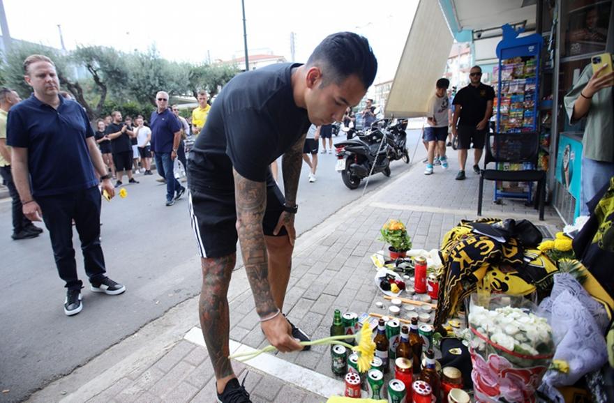 ΑΕΚ: Οι αρχηγοί άφησαν λουλούδια στο σημείο της δολοφονίας