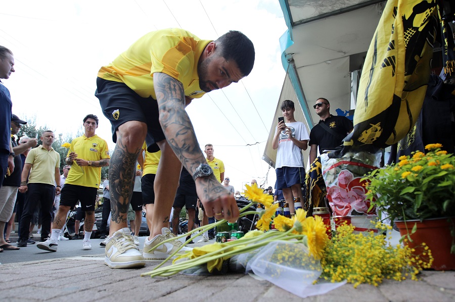 ΑΕΚ: Οι αρχηγοί άφησαν λουλούδια στο σημείο της δολοφονίας