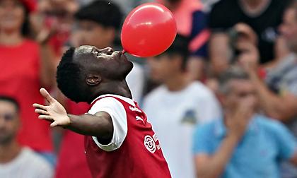 Πανηγύρισε αλά Ενκουνκού ο Μπρούμα φουσκώνοντας μπαλόνι!