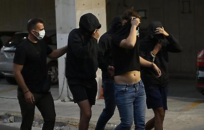 Η στιγμή που οι συλληφθέντες οπαδοί της Ντινάμο Ζάγκρεμπ οδηγούνται στη ΓΑΔΑ (pics)