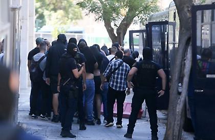 Στον εισαγγελέα οι χούλιγκαν–Υπό δρακόντεια μέτρα η μεταφορά τους (βίντεο)