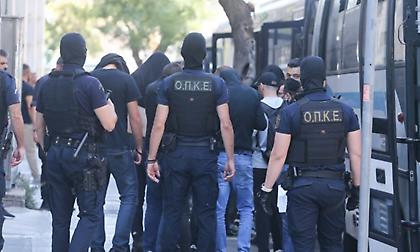 Οργή έξω από τα δικαστήρια για τους συλληφθέντες οπαδούς: «Δεν θα φύγετε από δω, δολοφόνοι»
