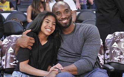 Άγαλμα του Κόμπι και της κόρης του Τζία έξω από το γήπεδο των Λέικερς