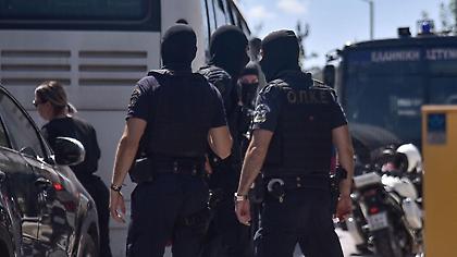Νέα Φιλαδέλφεια: Φωτογραφίες-ντοκουμέντο από τον οπλισμό των χούλιγκαν