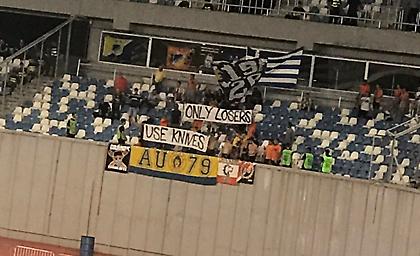 «Μόνο οι χαμένοι βγάζουν μαχαίρια»: Σήκωσαν πανό για τον Μιχάλη στη Γεωργία οι οπαδοί του ΑΠΟΕΛ