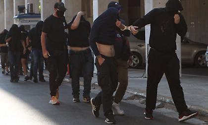 Στην Ευελπίδων οι 30 πρώτοι κατηγορούμενοι για τη δολοφονία του Μιχάλη - Δρακόντεια μέτρα ασφαλείας