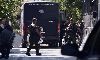 Ένταση στην Ευελπίδων με οπαδούς της ΑΕΚ και αστυνομικούς