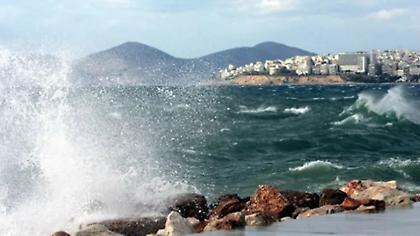 Καιρός: Παραμένουν τα μελτέμια – Πού θα βρέξει