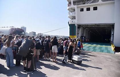 Σε εξέλιξη η μεγάλη «έξοδος» του Δεκαπενταύγουστου - Αναχωρούν γεμάτα τα πλοία από τα λιμάνια