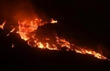 Σε ύφεση η πυρκαγιά στη Νέα Πέραμο - Σε κυκλοφορία οι δύο λωρίδες της Αθηνών-Κορίνθου