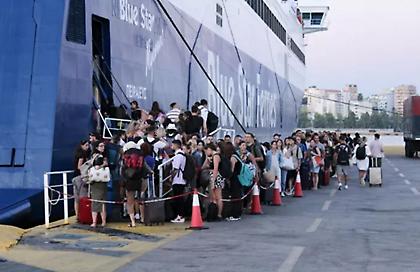 Συνεχίζεται η έξοδος των αδειούχων - Γεμάτα αναχωρούν τα πλοία από τα λιμάνια