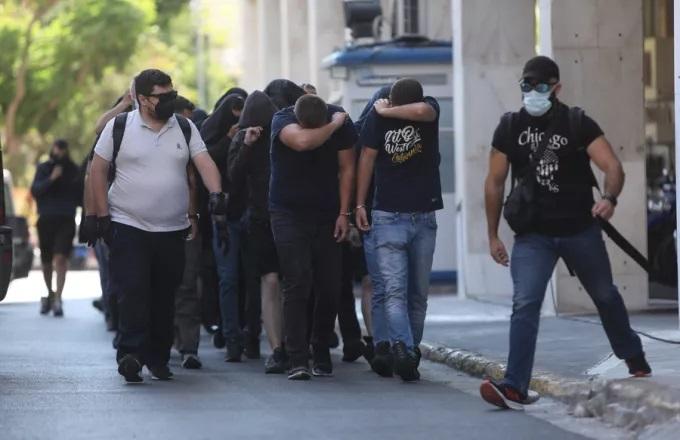 Νέα Φιλαδέλφεια: Στους ανακριτές σήμερα οι τελευταίοι 35 από τους 105 συλληφθέντες