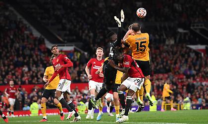 Τεν Χαγκ για τη φάση του πέναλτι: «Οι δύο παίκτες της Γουλβς συγκρούστηκαν μεταξύ τους...»