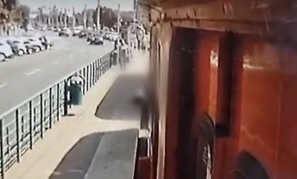 Σοκαριστικό δυστύχημα στη Ρουμανία: Έπεσε κάτω από τραμ προσπαθώντας να βοηθήσει την κόρη της