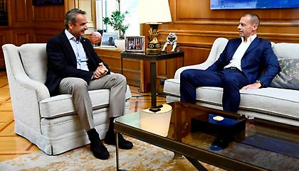 Στο Μαξίμου ο πρόεδρος της UEFA - Μήνυμα Μητσοτάκη για μηδενική ανοχή στην οπαδική βία