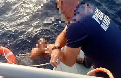 Βίντεο από το Λιμενικό: Σώζουν γυναίκα που παρασύρθηκε με φουσκωτό φλαμίνγκο