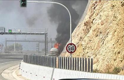 Βυτιοφόρο γεμάτο υγραέριο καίγεται στην εθνική οδό Αθηνών-Κορίνθου - Αναστροφή οχημάτων