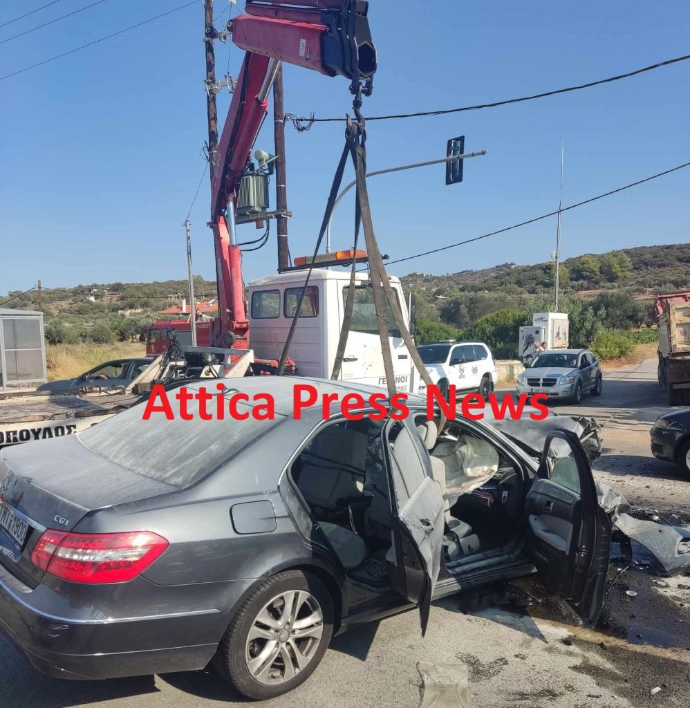 Σοβαρό τροχαίο στη Λ. Λαυρίου με 6 τραυματίες