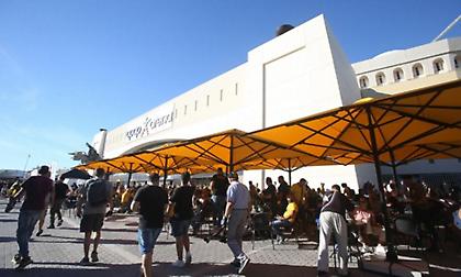 Το κλίμα στη Νέα Φιλαδέλφεια 2,5 ώρες πριν τη σέντρα στο ΑΕΚ-Ντινάμο Ζάγκρεμπ - «Αστακός» η περιοχή!