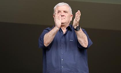 «Δέκα χιλιάδες πρόστιμο»: Συγχαρητήρια και… πλακίτσα από τον Μελισσανίδη στα αποδυτήρια της ΑΕΚ