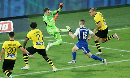 Έστειλε την ΑΕΚ στα playoffs με μυθική κεφαλιά μετά το χαμένο πέναλτι του Λιβάι ο Βίντα!