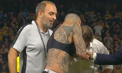 Ο Αραούχο έδωσε τη φανέλα του στον Αλμέιδα και αυτός του φίλησε το χέρι!