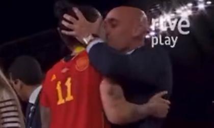 Ο πρόεδρος της Ισπανικής Ομοσπονδίας γιόρτασε το Παγκόσμιο Κύπελλο... φιλώντας στο στόμα παίκτρια!