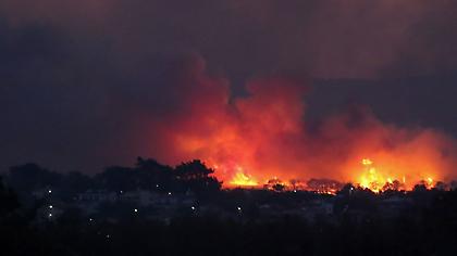 Αλεξανδρούπολη: Ολονύχτια μάχη με τις φλόγες – Κάηκαν σπίτια, κινδυνεύει πευκοδάσος