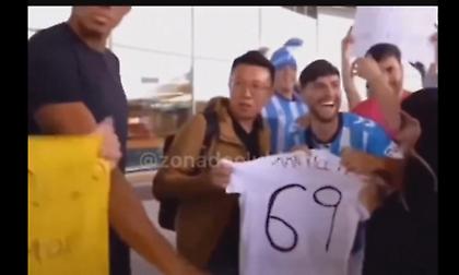 Οι οπαδοί της Μάλαγα αποθέωσαν έναν... άκυρο τουρίστα ως μεταγραφή, για διαμαρτυρία στη διοίκηση!