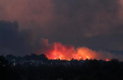 Πύρινη λαίλαπα στην Ελλάδα: Ολονύχτιος αγώνας για την κατάσβεση πολλαπλών μετώπων φωτιάς