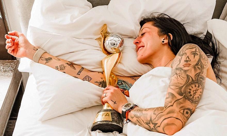 Μέσι: Η Ερμόσο αντέγραψε τη φωτογραφία του με τρόπαιο Μουντ