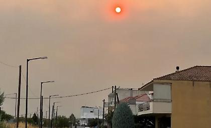 Χάθηκε στους καπνούς ο ήλιος στη Λάρισα από τη φωτιά στην Αλεξανδρούπολη