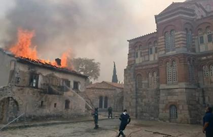 Στις φλόγες η ιστορική μονή του Οσίου Λουκά στη Βοιωτία