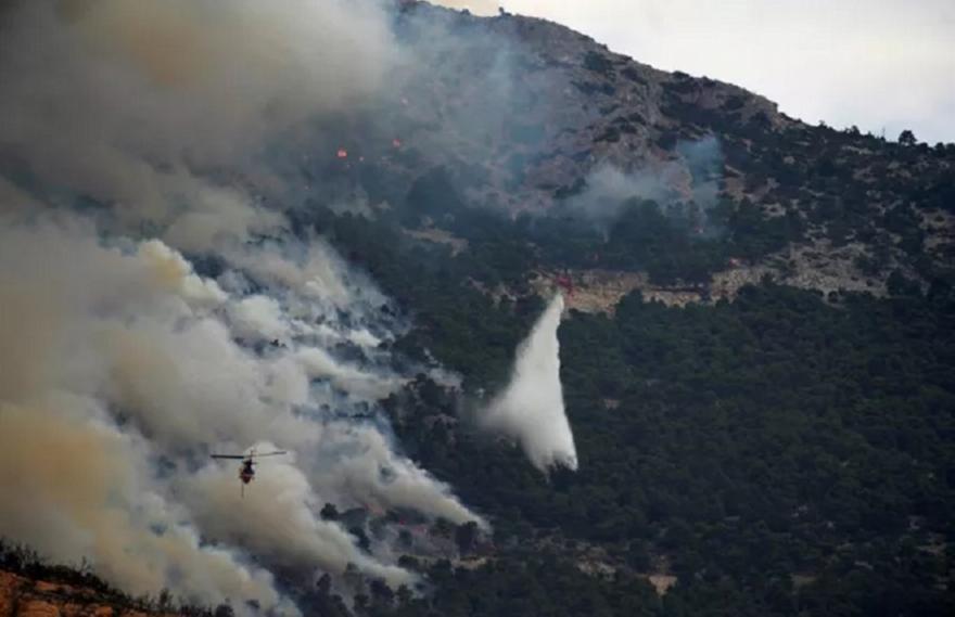 Πάρνηθα: Στον εθνικό δρυμό μπήκε η φωτιά, προς το καζίνο