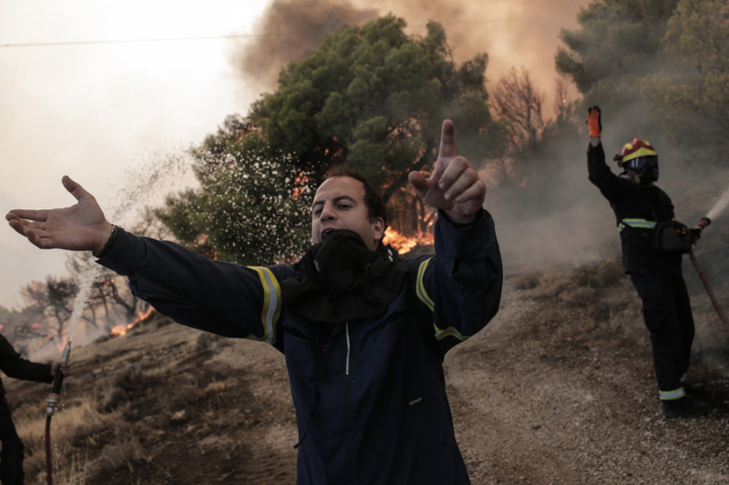 Πάρνηθα: Στον εθνικό δρυμό μπήκε η φωτιά, προς το καζίνο