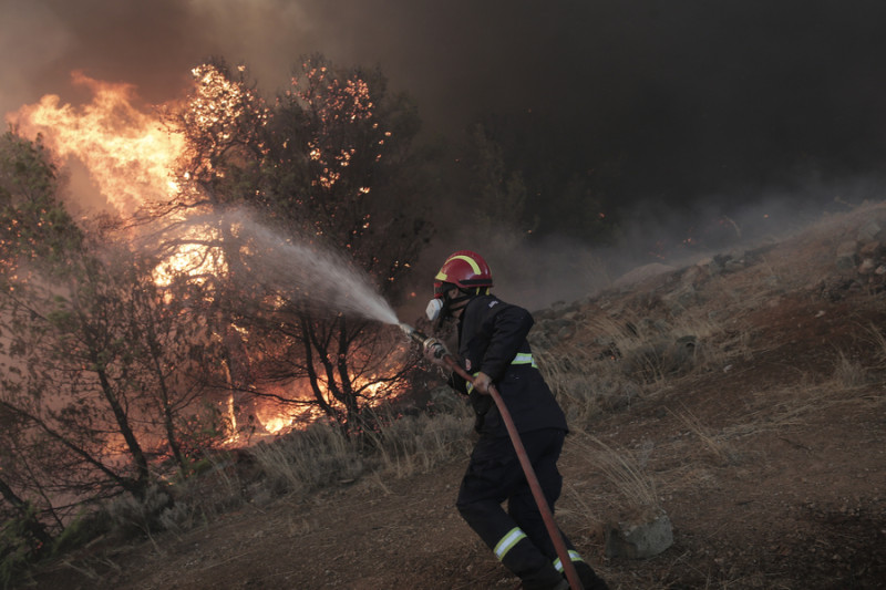 Πάρνηθα: Στον εθνικό δρυμό μπήκε η φωτιά, προς το καζίνο