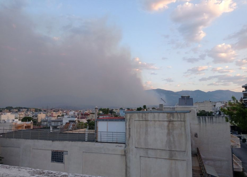 Καλυμμένος με καπνό ο ουρανός της Αθήνας