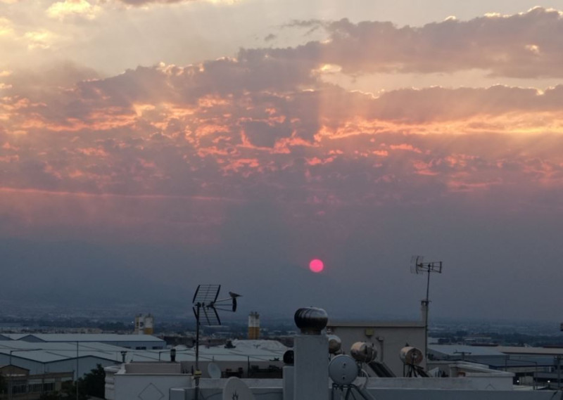 Καλυμμένος με καπνό ο ουρανός της Αθήνας