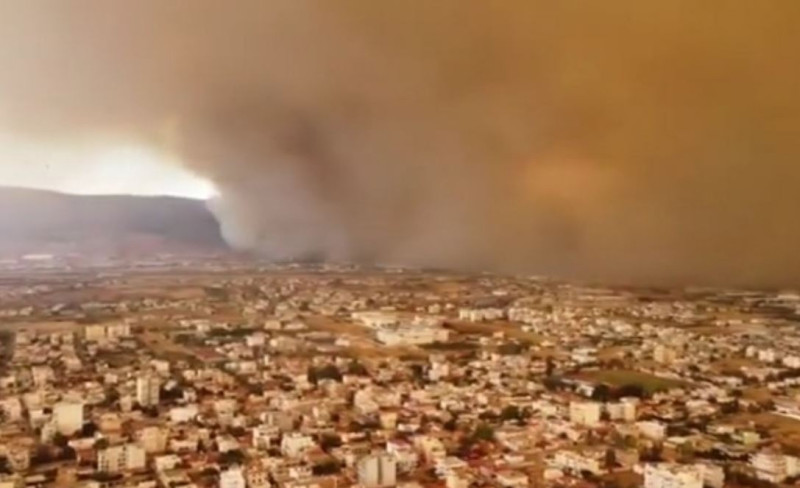 Καλυμμένος με καπνό ο ουρανός της Αθήνας