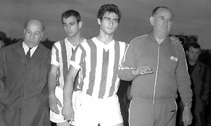 «Ο ποδοσφαιριστής που τα έβαλε με τους συνταγματάρχες»: Αφιέρωμα ιταλικού Μέσου στον Βασίλη Μποτίνο!