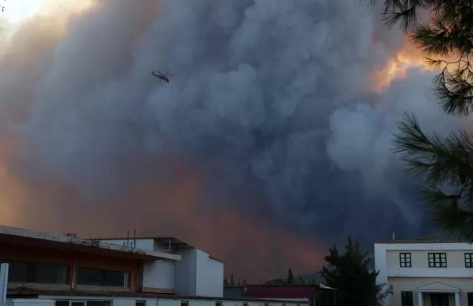 Φυλή: Η φωτιά έσπασε σε δύο μέτωπα