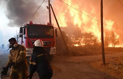 Εκκενώνονται οι εγκαταστάσεις της Αστυνομίας και το κέντρο κράτησης μεταναστών στην Αμυγδαλέζα