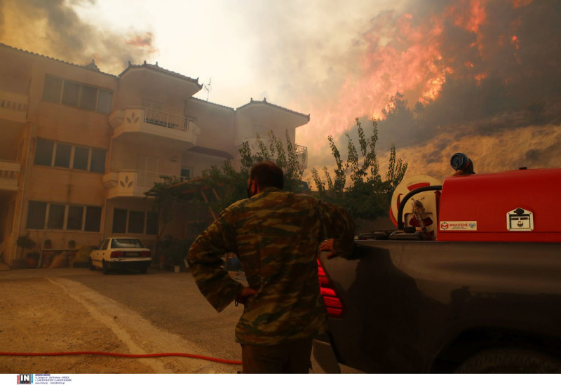 Πάρνηθα: Στον εθνικό δρυμό μπήκε η φωτιά, προς το καζίνο