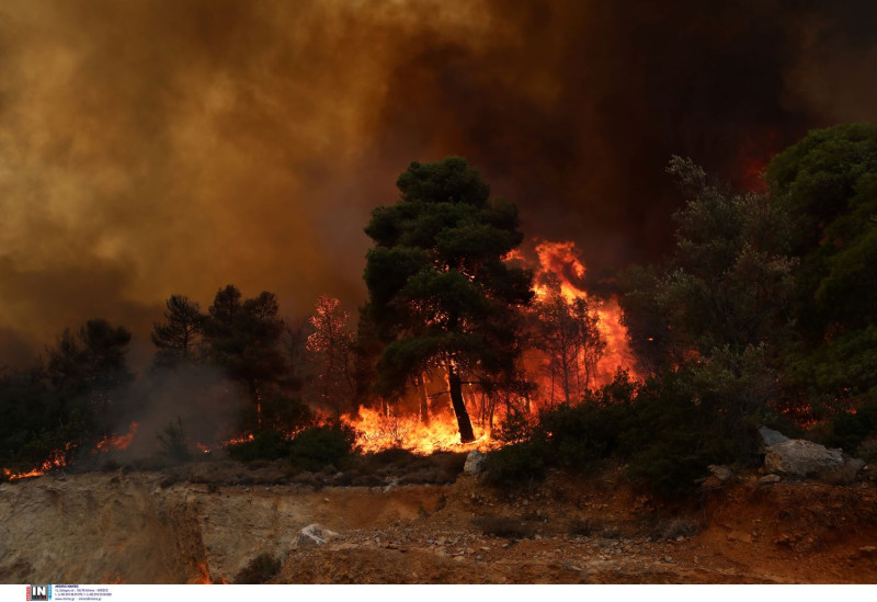 Πάρνηθα: Στον εθνικό δρυμό μπήκε η φωτιά, προς το καζίνο