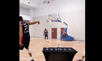 Συνεχίζει να εκτελεί από μακριά και... τρομάζει ο Γκομπέρ!