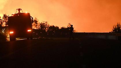 Δύσκολη η κατάσταση σε δύο οικισμούς στη Βοιωτία - Ολονύχτια μάχη στα πύρινα μέτωπα
